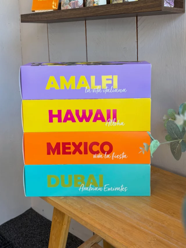 Maak van jou huis je favoriete vakantiebestemming met de geurstokjes van Ipuro ☀️🌴💗

Ervaar jouw favoriete vakantiebestemming met de heerlijke geurstokjes. Voor meer informatie over de geur, scroll dan naar de desbetreffende foto!

#drogist #drogisterij #schoonheidssalon #schoonheidsspecialist

Amalfi 💜🍋
Een sprankelende citrus in combinatie met een zachte bloemachtige noot zorgt voor de heerlijke Amalfi kust sfeer.

Dubai 🌴🌊
Geïnspireerd op het altijd drukke Dubai. Pittige roze peper in combinatie met kaneel en peer. Geven een gevoel van excotische diepte.

Mexico 🏜️🌵
Het altijd levendige, kleurrijke en vol warmte Mexico. Met mandarijn, peer en arabische jasmine weergeeft de geur Mexico.

Hawaii 💝☀️
Excotisch fruit in combinatie met hibiscus, mango en vanilla. Het altijd fris en fruitige Hawaii